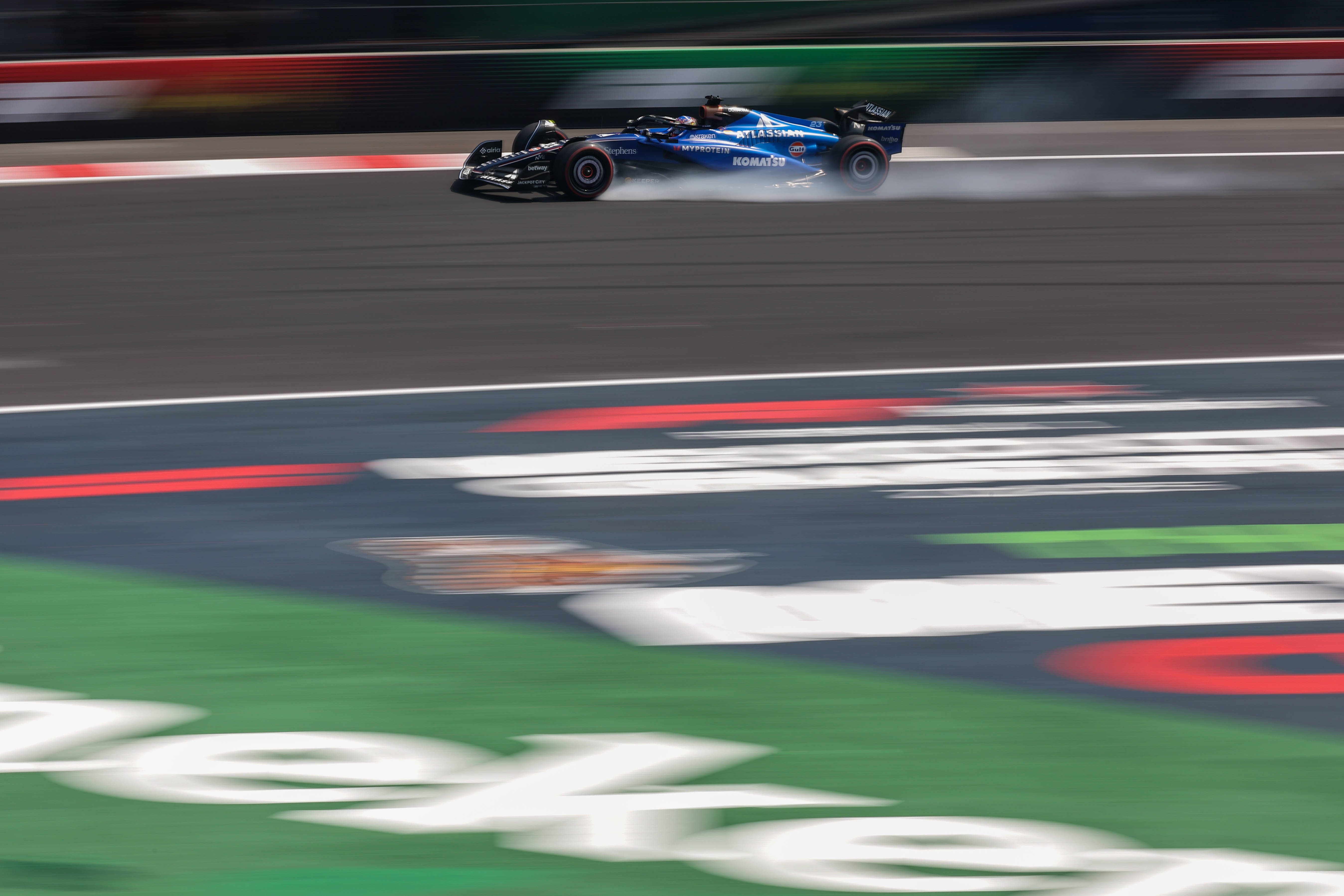 雷诺车队完胜红牛车队,塞恩斯高光表现 雷诺车队完胜红牛车队,塞恩斯高光表现