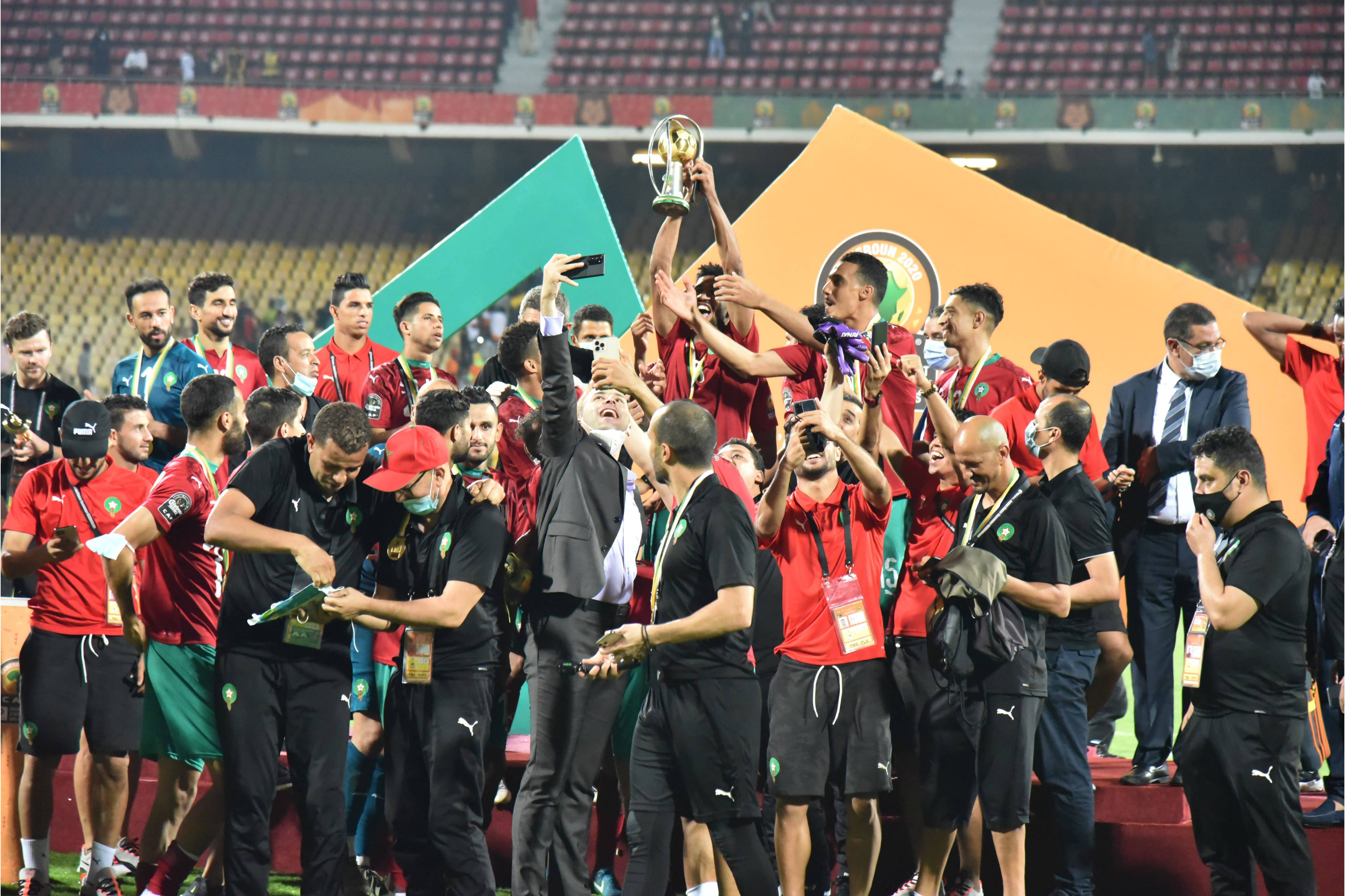 足球比赛吸引大批观众前来围观